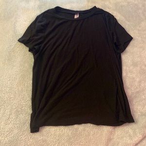 Selling a black t shirt in an XL